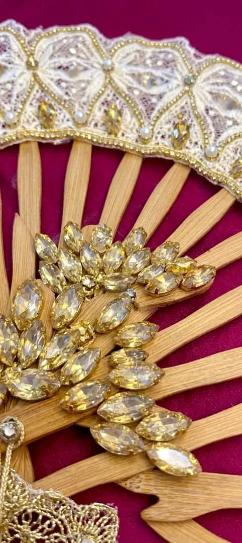 ✨ L’élégance se cache dans les détails...  Un éventail imaginé et brodé à la main, où se rencontrent le fil d’or, les perles et les délicates arabesques. 🤍✨